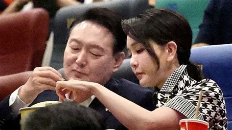 韩国队受邀出席晚宴,孙兴慜为韩总统戴袖标&曹圭成与总统夫人自拍-直播吧