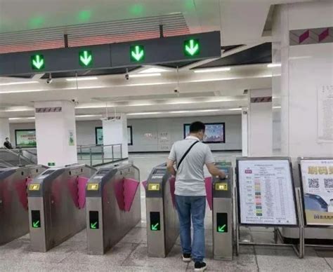 南宁地铁2号线站内各种靓照曝光，手机支付可进站！