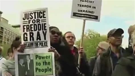 美国纽约一高级警官下跪：我的手下不是种族主义者