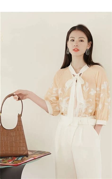 LEISURE三彩丽雪女装2020夏季别致设计的风格衬衫_资讯_时尚品牌网