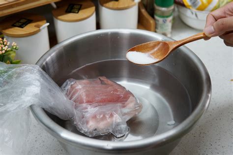 解冻猪肉用热水还是冷水？很多人用错了，难怪猪肉解冻出来不好吃_时候