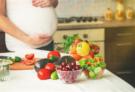 孕妇吃蔬菜和水果。高清摄影大图-千库网