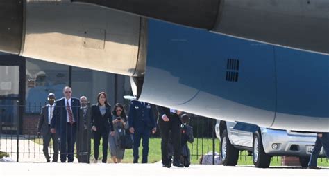 美国副总统哈里斯首次出访出师不利 专机故障更换飞机出发 - 航空要闻 - 航空圈——航空信息、大数据平台