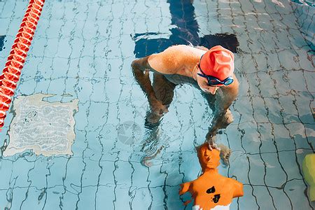 高级男子在游泳池做救生培训高清图片下载-正版图片501891743-摄图网