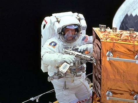 在太空行走时，如果宇航员不小心掉落工具会发生什么？
