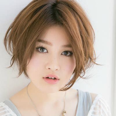 大圆脸短发甜美女生头像