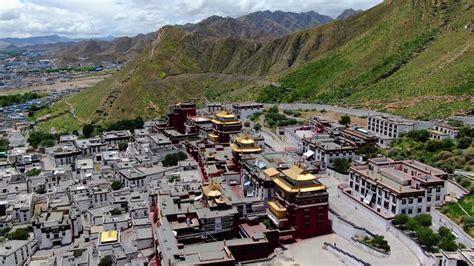 航拍西藏日喀则5A景点扎什伦布寺视频mp4格式视频下载_正版视频编号172060-摄图网