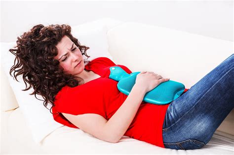 有胃痛或经痛的妇女女生痛经肚子痛图片下载 - 觅知网