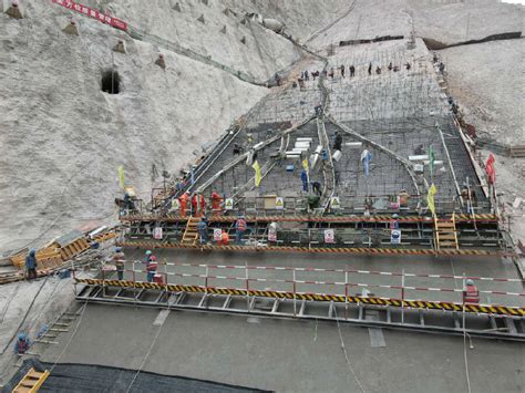 该项目大坝填筑高度上游达145米、下游达142米，累计完成土石方开挖671万立方米。 新疆大石峡水利枢纽工程项目部提供