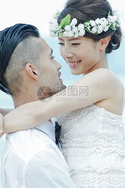 在海边抱起新娘的新郎高清图片下载-正版图片502020981-摄图网