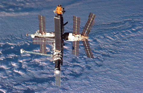 世界上第一个多舱空间站，苏联和平号空间站（01年坠毁）-小狼观天下