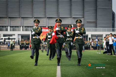 这个帅气的国旗仪仗队 原来都是国防生组成的 - 中国军网