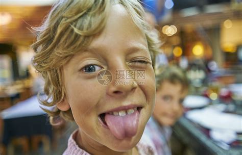 男孩的看着镜头伸出舌头做出搞怪的表情高清图片下载-正版图片501884084-摄图网