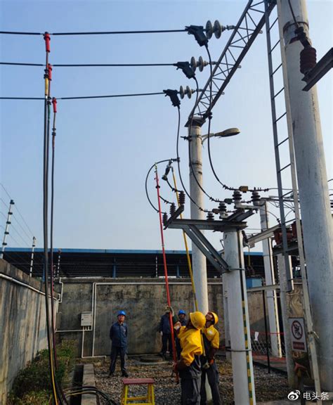 南网云南曲靖罗平供电局首次采用绝缘杆在地面完成旁路电缆搭接工作