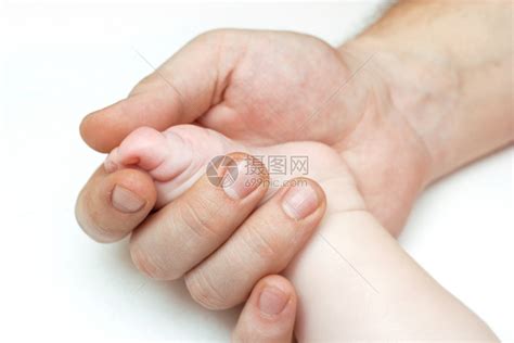 父亲和婴儿的手脚趾孩子手势男性帮助新生男人手臂新生儿爸爸高清图片下载-正版图片320663063-摄图网