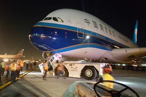 中国南航一客机在洛杉矶与拖车发生“剐蹭”事件 （组图）_手机凤凰网