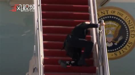 拜登专机抵达波兰 有人从舷梯跌落_凤凰网视频_凤凰网