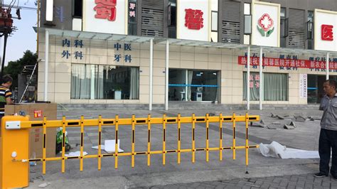 停车场收费防撞道闸杆 椭圆道闸杆 公司工厂小区停车场广告道闸杆-阿里巴巴