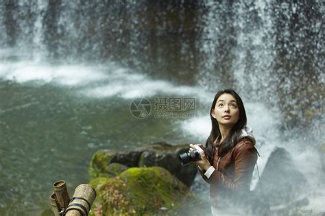 站在瀑布前的女性摄影师高清图片下载-正版图片502071602-摄图网