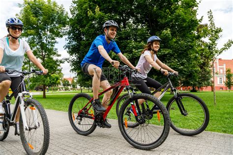 城市自行车——三个人在城市里骑自行车照片摄影图片_ID:305314997-Veer图库