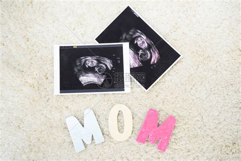 上方的多彩母亲字和对未出生婴儿的超高清图片下载-正版图片502565993-摄图网