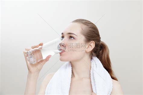 喝水的女人高清图片下载-正版图片501498203-摄图网
