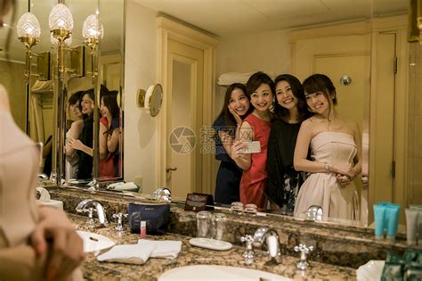 年轻女孩子们在酒店派对高清图片下载-正版图片502060580-摄图网