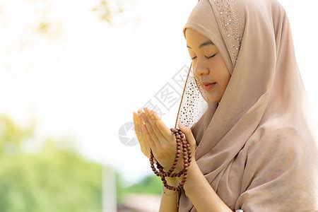 轻的成少女妇女为穆斯林上帝祈祷高清图片下载-正版图片300888782-摄图网