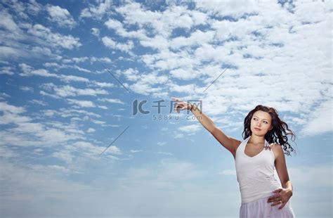 女人向天空张开双臂高清图片下载-正版图片501440726-摄图网