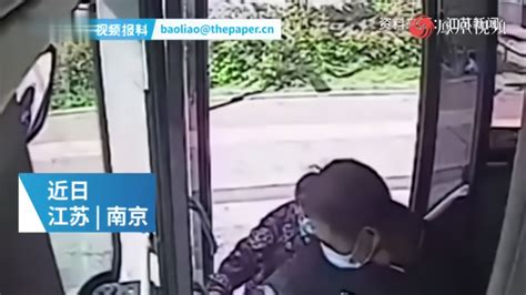 公交司机静候60秒等待老人上车：能帮一把是一把_凤凰网视频_凤凰网
