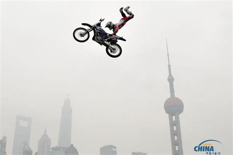 上海外滩上演极限摩托秀 飞跃陆家嘴天际线[1]- 中国日报网