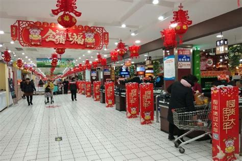 “金猪贺岁迎新春”，申城商场打造新年喜庆氛围艺术装饰