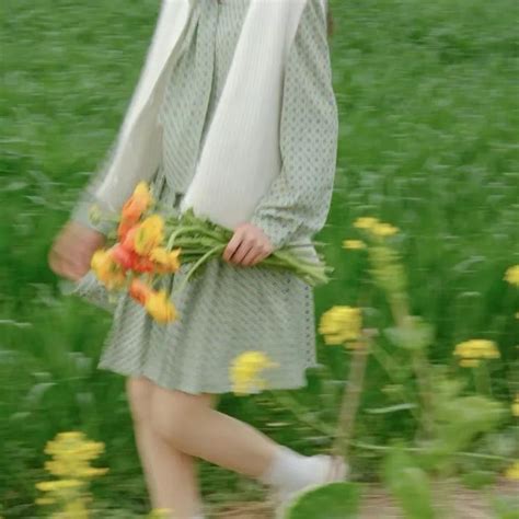女生温柔头像拿着花