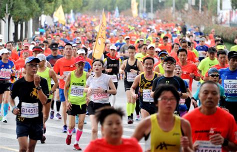 最低中签率无碍跑者狂欢，北京马拉松再创多项纪录|界面新闻 · 体育