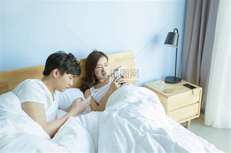 年轻情侣在床上打闹高清图片下载-正版图片500706334-摄图网