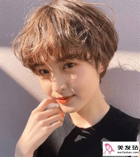 又酷又温柔短发女生头像