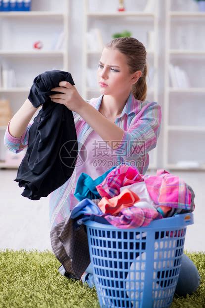 累了沮丧的家庭主妇洗衣服高清图片下载-正版图片507410773-摄图网
