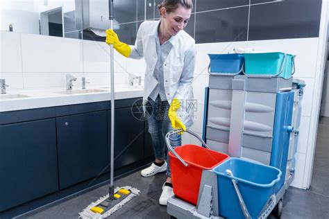 清洁女工在洗手间打扫高清图片下载-正版图片502574135-摄图网