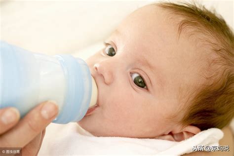 婴儿吐奶有酸味怎么回事（宝宝边吃边溢奶）-幼儿百科-魔术铺
