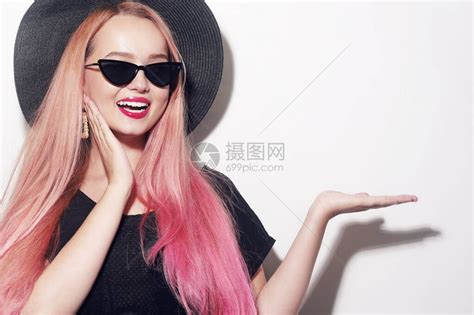 国潮复古中国风粉色头发时尚美女帅气摘墨镜图片-包图网