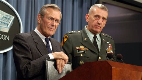 2002年3月，时任美国国防部长唐纳德?拉姆斯菲尔德（右）与参谋长联席会议主席、空军上将理查德?迈尔斯共同主持五角大楼新闻发布会。|ZZXXO