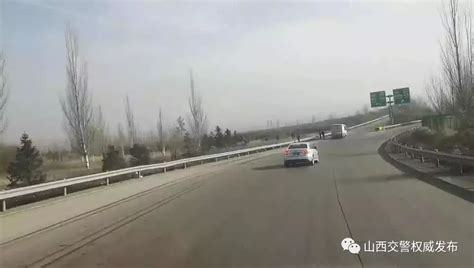 轿车高速路上急停变道引连环追尾后，司机竟还玩起了倒车
