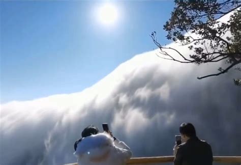 江西明月山景区惊现瀑布云 超级壮观与震撼 - 必经地旅游网