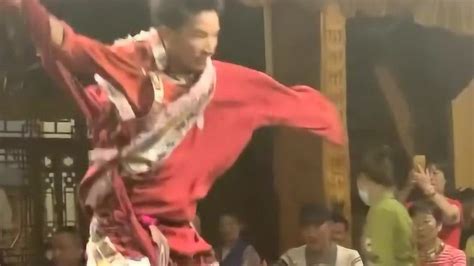 藏族小伙表演正宗藏族康巴舞，舞姿动作潇洒帅气，感觉比专业人跳得精彩！_腾讯视频