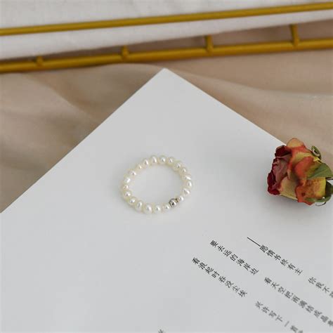 戒指甜美女生头像