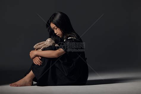 一个人在家孤独的小女孩高清图片下载-正版图片501769140-摄图网