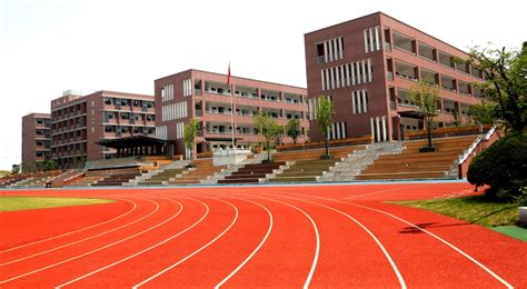 临沂新桥中学开学首日举行“走红毯、敬先贤”入学仪式-在临沂