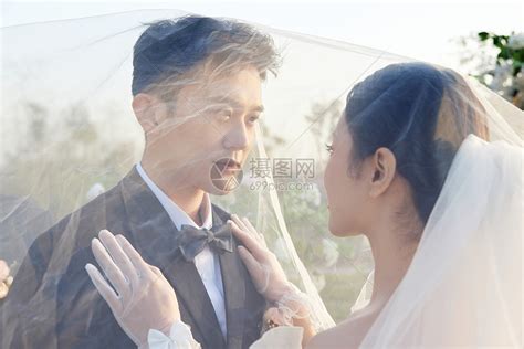新郎新娘举行婚礼高清图片下载-正版图片502381513-摄图网