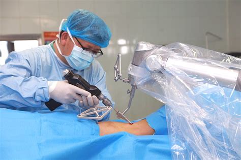 骨科手术牵引床，除了骨科手术床以外，还需要配一个骨科牵引架