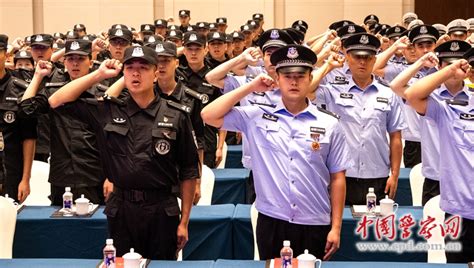 郑州警方举行晋升警衔仪式 59名警察穿上“白衬衣”_社会热点_社会频道_云南网
